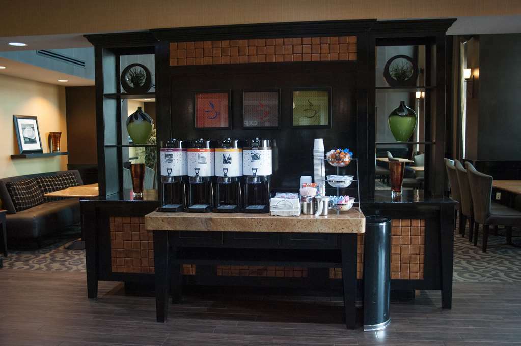 Hampton Inn & Suites Palestine Restoran gambar